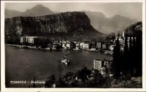Ak Torbole Lago di Garda Trentino, Panoramablick auf  Gebirgen im Hintergrund, Schiffsverkehr,  G
