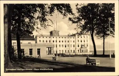 Ak Seebad Heiligendamm Bad Doberan, Ostseebad  Haus Mecklenburg, benutzbare Bänke, Seeblick
