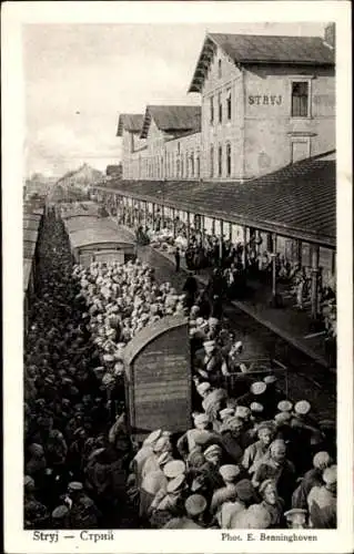 Ak Stryj Stryi Ukraine, Bahnhof, Russische Kriegsgefangene, 1. WK