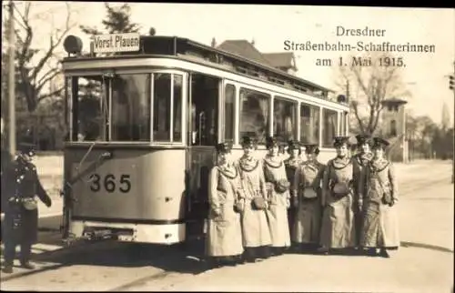 Foto Ak Dresden, Dresdner Straßenbahn Schaffnerinnen am 1. Mai 1915, Richtung Vorstadt Plauen