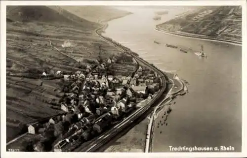 Ak Trechtingshausen am Rhein, Luftaufnahme von  Rhein, Schiffe am Fluss