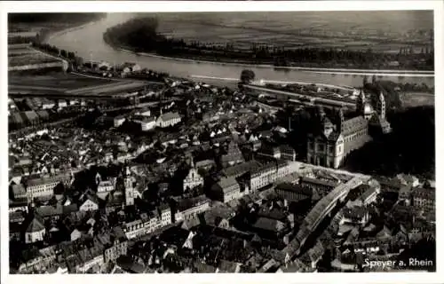Ak Speyer am Rhein, Luftaufnahme von Speyer, Rhein im Hintergrund,  Gebäude