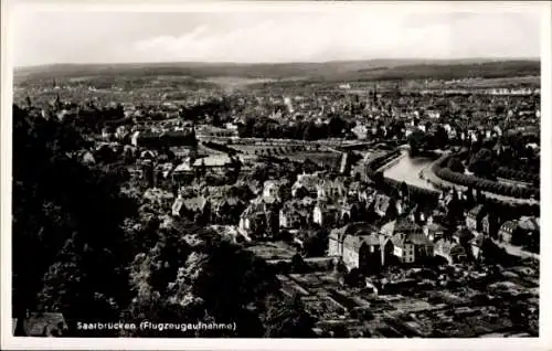 Ak Saarbrücken im Saarland, Luftaufnahme von  Stadtansicht, Häuser, Fluss