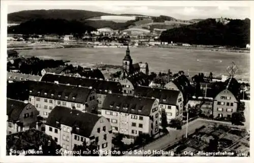 Ak Saarbrücken im Saarland, Fliegeraufnahme, Stiftskirche, Schloss Halberg, Wohngebäude