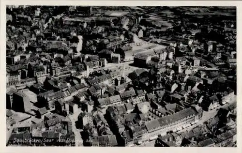 Ak Saarbrücken im Saarland, Luftaufnahme von   Gebäude, Stadtansicht