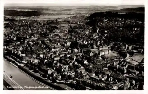 Ak Saarbrücken im Saarland, Luftaufnahme von  Stadtansicht, hohe Gebäude, Fluss