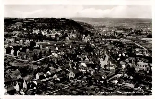Ak Saarbrücken im Saarland, Flugzeugaufnahme, Stadtansicht, viele Häuser, Landschaft