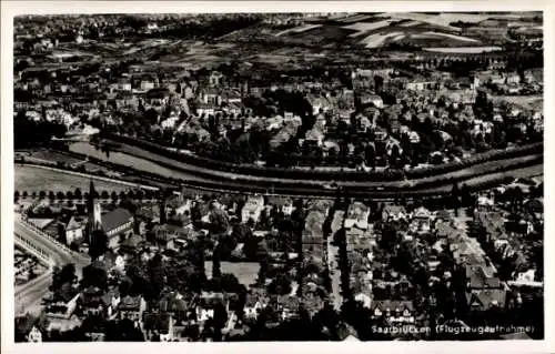 Ak Saarbrücken im Saarland, Luftaufnahme von  Flusslauf, Wohngebiete, Stadtansicht