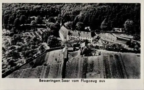 Ak Besseringen Merzig Saar, Luftaufnahme von Besseringen/Saar, Einschließlich Kirche und Weinberg