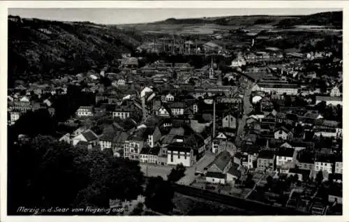 Ak Merzig an der Saar, Luftaufnahme von  Saar, Stadtansicht, schwarz-weiß
