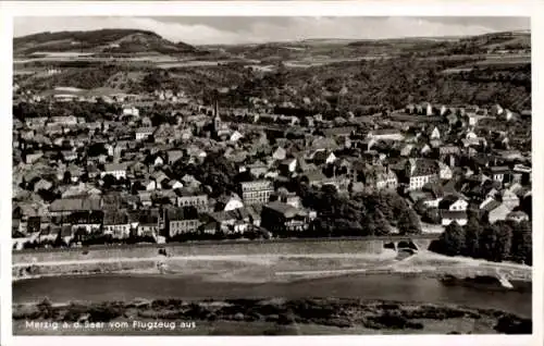 Ak Merzig an der Saar, Luftaufnahme von  Saar, über Häuser, Landschaft, Fluss