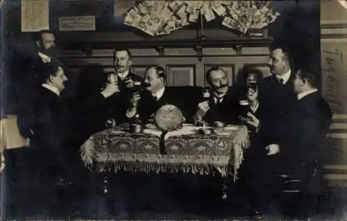 Foto Ak Männer am Tisch, Werbung Actien Schnaps