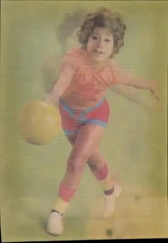 3-D Ak Frau mit Bowlingkugel, Portrait