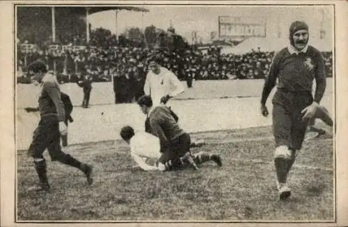 Ak  Momentaufnahme eines Rugbyspiels, Zuschauer im Hintergrund