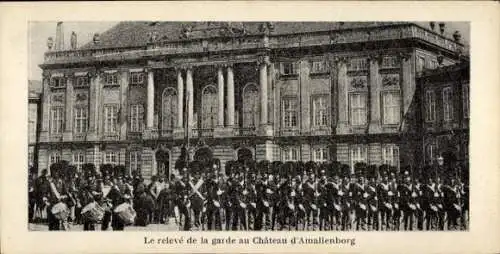 Ak København Kopenhagen Dänemark, Relève der Garde, Château d'Amalienborg,  Architektur, Militärp