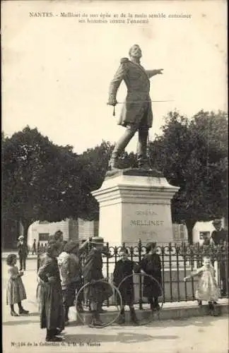 Ak Nantes Loire Atlantique, Statue von General Mellinet, Menschen um die Statue, r Kontext