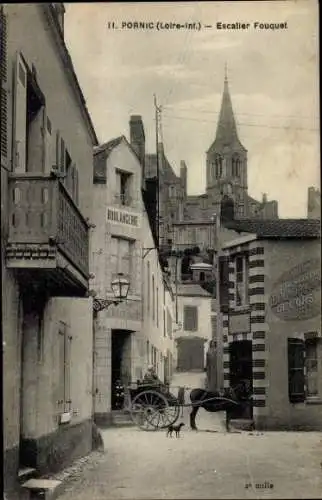 Ak Pornic Loire Atlantique, Altstadtgasse, Kirche im Hintergrund, Bäckerei, Pferd, Hund