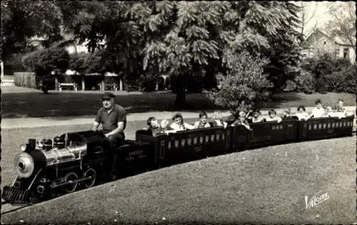 Ak Orléans Loiret, Kinderspielplatz, Miniaturzug, Park Pasteur, Personen im Zug