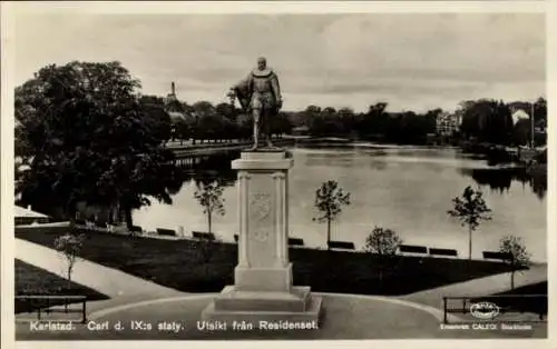 Ak Karlstad Schweden, Statue von Karl IX., Blick auf den Fluss, Park mit Bäumen
