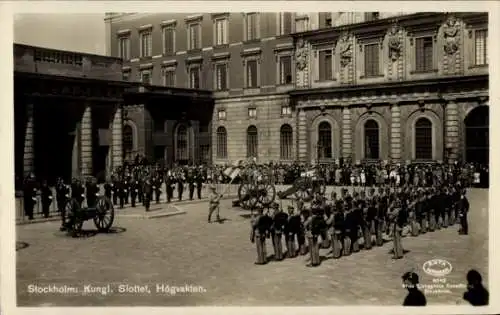Ak Stockholm Schweden,  Kungl. Slottet, Högvakten, Militärparade, Präsenz