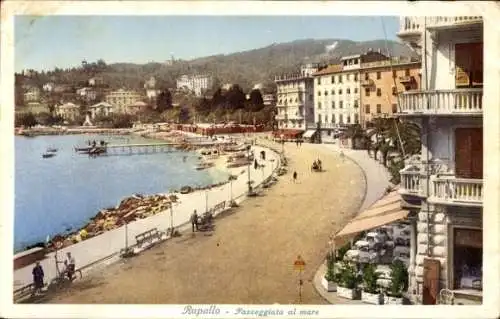 Ak Rapallo Liguria, Uferpromenade, Boote, Gebäude, Berge im Hintergrund, mediterrane Atmosphäre