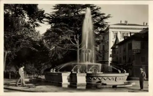 Ak Bozen Bolzano Südtirol, Brunnen, Plaza Garibaldi, alte Gebäude im Hintergrund