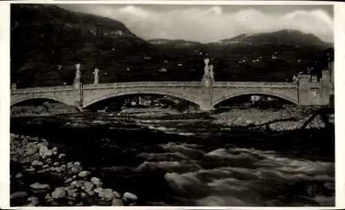 Ak Bozen Bolzano Südtirol, Brücke, Flusslandschaft, Berge, Schwarz-Weiß, Ponte Druso