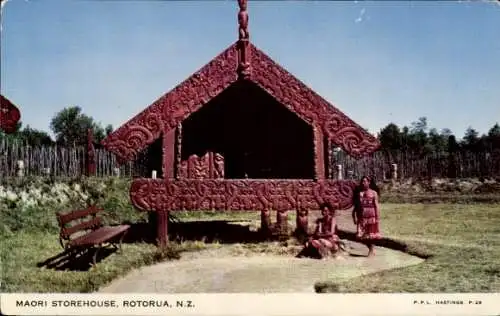 Ak Rotorua Neuseeland, Maori Storehouse, typische Maori Architektur, rot bemalte Holzkonstruktion