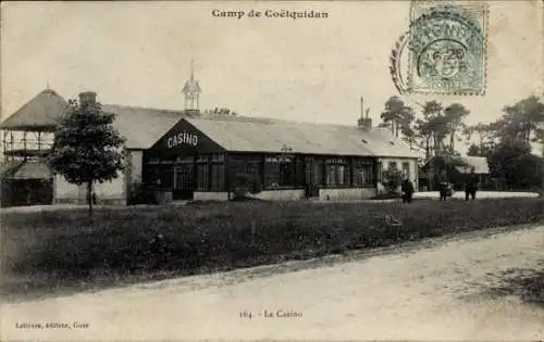 Ak Camp de Coëtquidan Morbihan, Casino,  164, Le Casino, Gebäude mit Bäumen