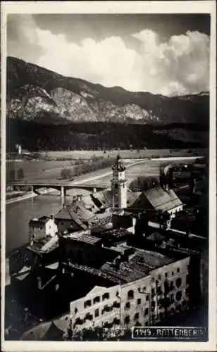 Ak Rattenberg am Inn Tirol, Schöne Aussicht auf die Stadt, Fluss im Vordergrund, Berge im Hinterg