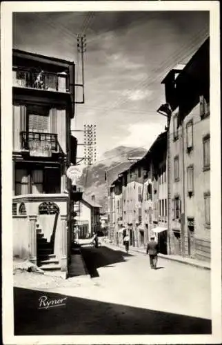 CPA Guillestre Hautes Alpes, La Grande Rue