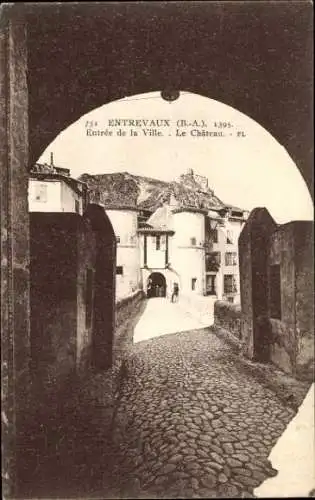 Ak Entrevaux Alpes de Haute Provence, Blick auf die Stadtmauer, Durchgang, Steinstraße,  Gebäude