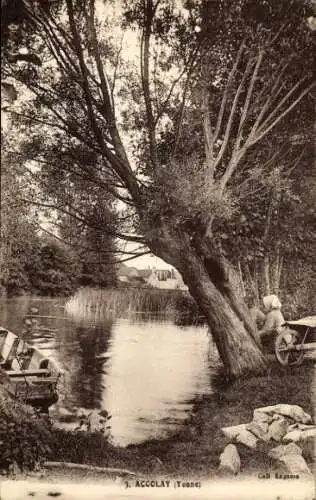 Ak Accolay Yonne, Ruhiger Teich, Baum, Boot, Person mit Schubkarre