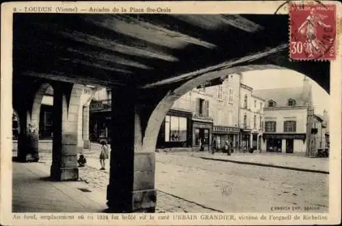 Ak Loudun Vienne, Arcades,  Architektur, Verweis auf Urbain Grandier