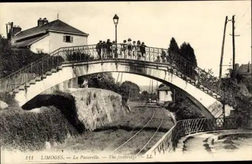 Ak Limoges Haute Vienne, Fußgängerbrücke, Eisenbahn, Menschen, schwarz-weiß, Stadtansicht
