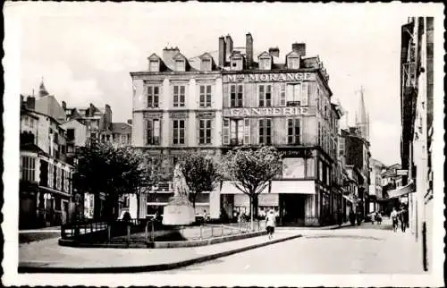 Ak Limoges Haute Vienne, Stadtansicht mit Statue Jeanne d'Arc, Gallerie, Bäume, Straßenansicht