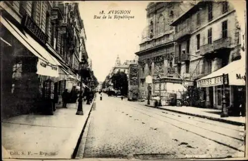 Ak Avignon Vaucluse, Straße mit Gebäuden, Schaufenstern, Häusern