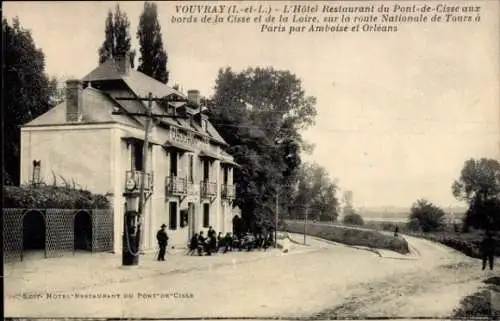 Ak Vouvray Indre et Loire, Hôtel Restaurant du Pont-de-Cisse, bunte Landschaft, Gruppe Menschen