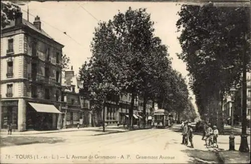 Ak Tours Indre et Loire, Avenue de Grammont, Bäume, Menschen auf der Straße, Gebäude