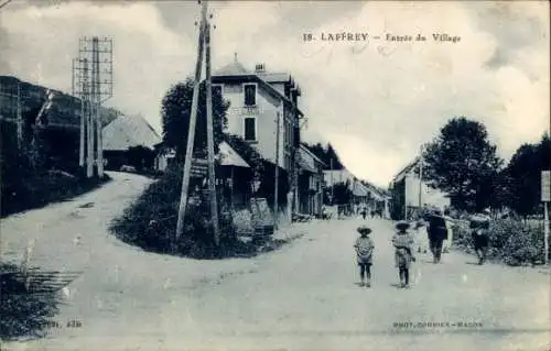 Ak Laffrey Isère, Eingang zum Dorf, zwei Kinder auf der Straße, Gebäude im Hintergrund
