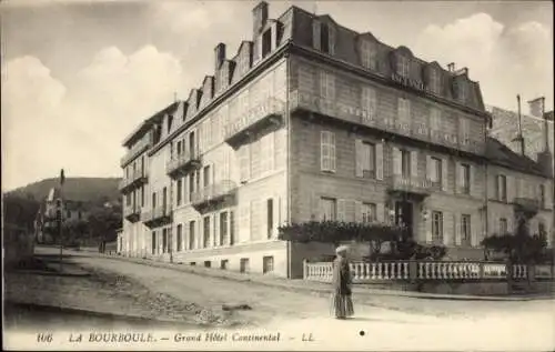 Ak La Bourboule Puy-de-Dôme, Grand Hôtel Continental,  Architektur, Straße, Dame im Vordergrund