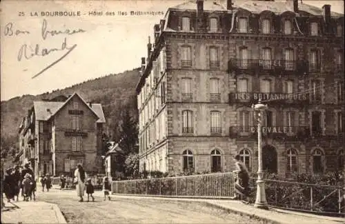 Ak La Bourboule Puy-de-Dôme, Hôtel des lles Britanniques, große Gebäude, Menschen auf der Straße.
