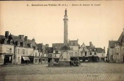 Ak Beaufort en Vallée Beaufort en Anjou Maine et Loire, Statue de Jeanne de Laval