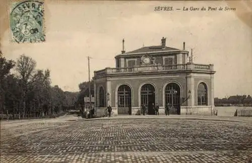 Ak Sèvres Hauts de Seine, Manufacture Nationale, Bahnhofsgebäude, Menschen,  Architektur