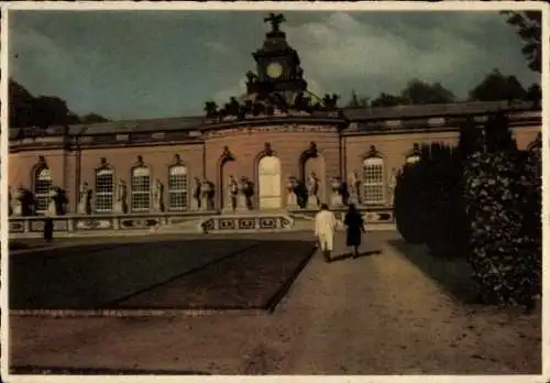 Ak Potsdam Sanssouci, Barocke Fassade, Gartenansicht, zwei Personen im Vordergrund