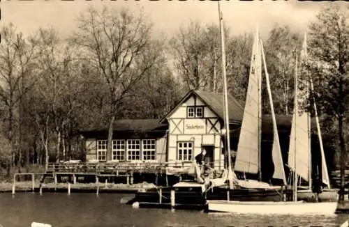 Ak Plau am See Mecklenburg, Häuser am Wasser, Segelboote, Bäume, Seglerheim