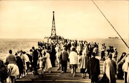 Ak Ostseebad Warnemünde Rostock, Menschenmenge auf einer Seebrücke, Blick auf das Meer, Landmarke
