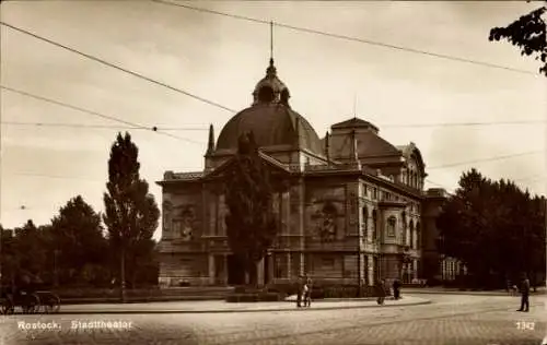 Ak Hansestadt Rostock, Stadttheater,   Architektur, Umgebung mit Bäumen