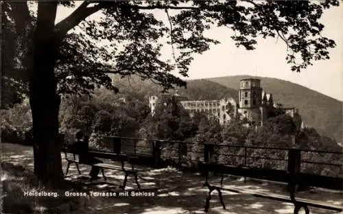 Ak Heidelberg am Neckar,  Grosse Terrasse mit Schloss, Schloss auf Berg, Bäume im Vordergrund