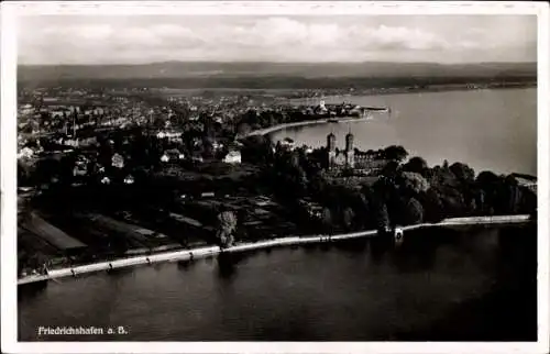 Ak Friedrichshafen am Bodensee, Luftaufnahme von  Bodensee, Bäume, Gebäude